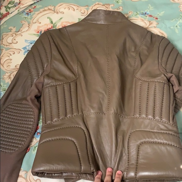 A leather jacket - Picture 2 of 5